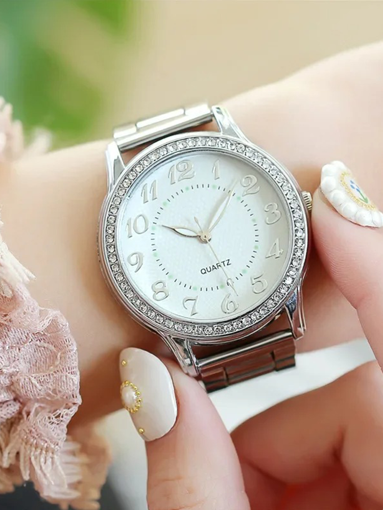 Eva Quartz Dames Horloge Met Ronde Kast En Zirkonia's Zilver