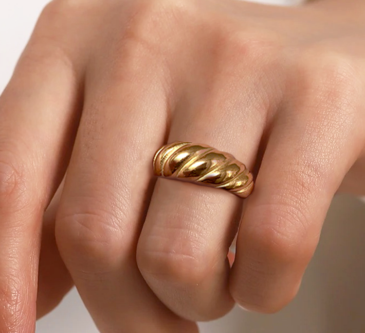 Mies Croissant Ring Goud - Rosa Jewels