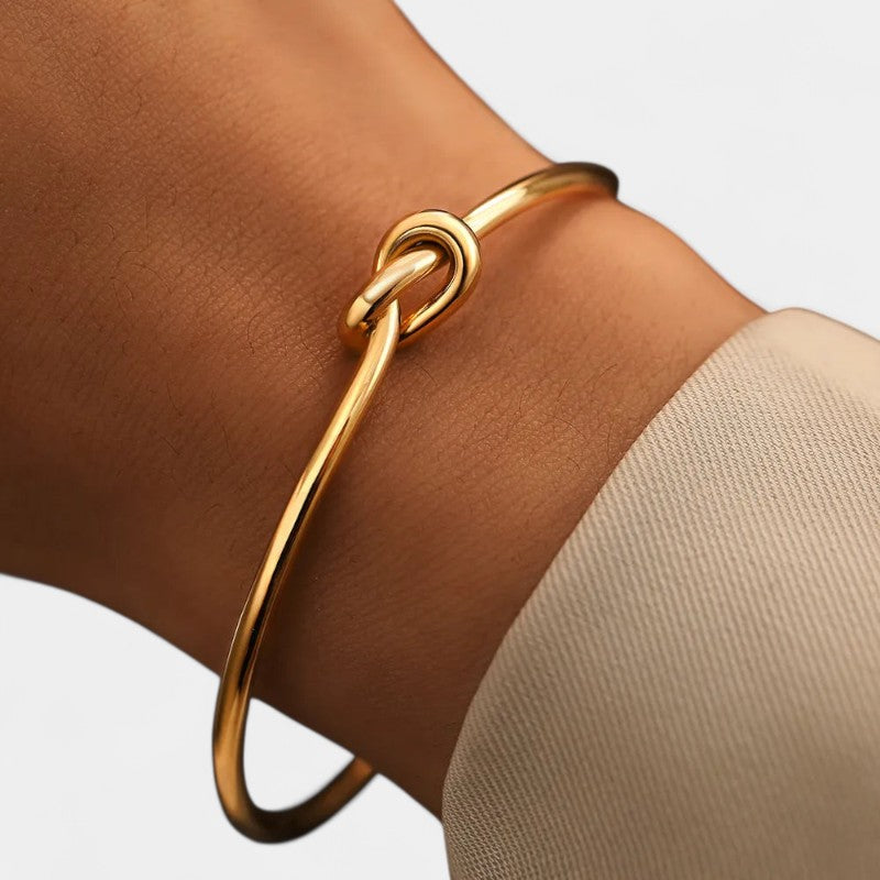 Virelle-Jewelry Bracelet Bangle-Virelle Armband - Elegante twisted knot bangle in goud