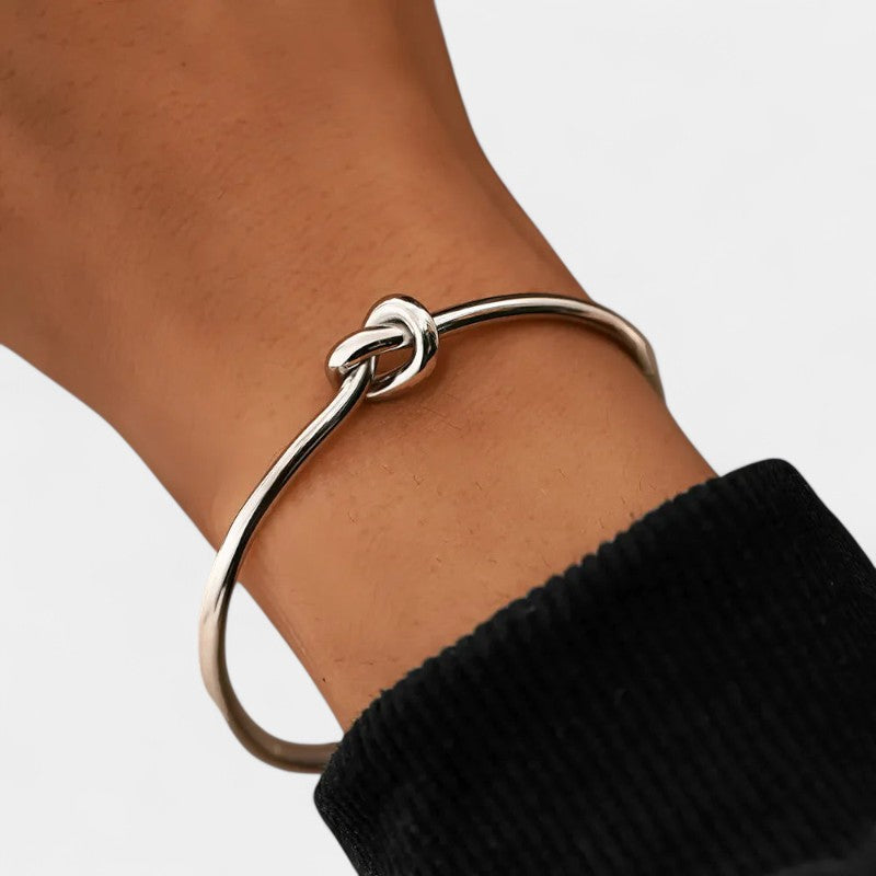 Virelle-Jewelry Bracelet Bangle-Virelle Armband - Elegante twisted knot bangle in goud