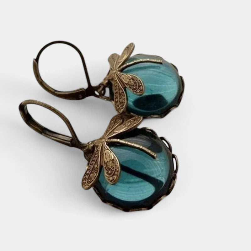 Virelle-Jewelry-Virelle | Dames Oorbellen – Vintage Druppelvorm, Libelle Detail, Moonstone Look