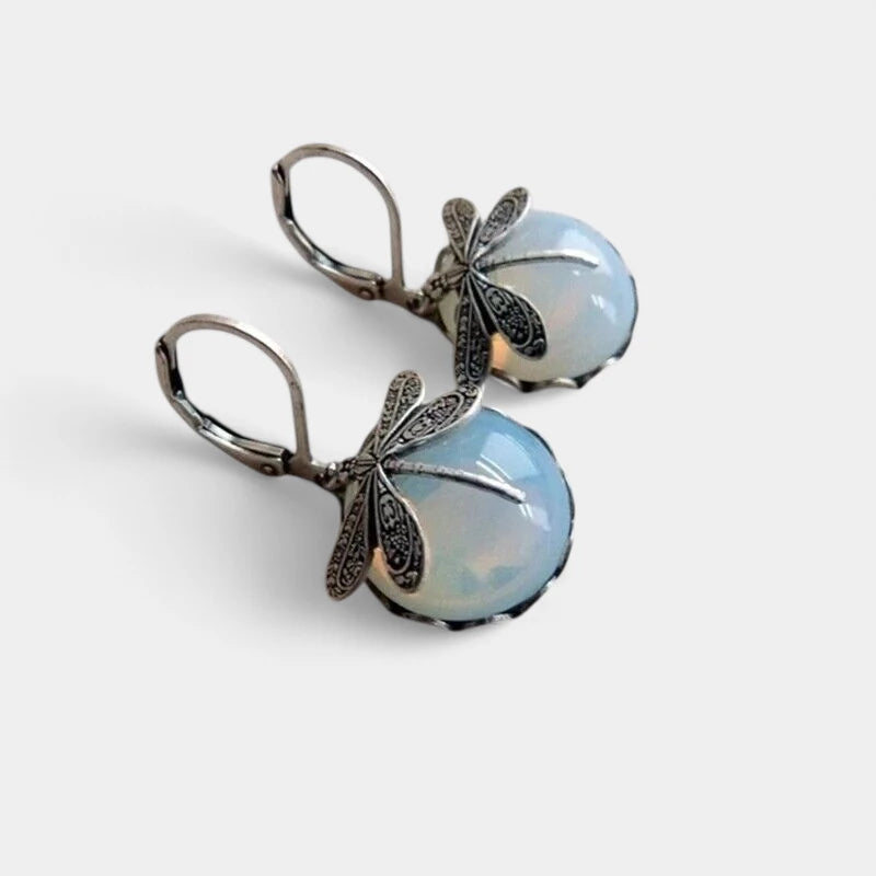 Virelle-Jewelry-Virelle | Dames Oorbellen – Vintage Druppelvorm, Libelle Detail, Moonstone Look