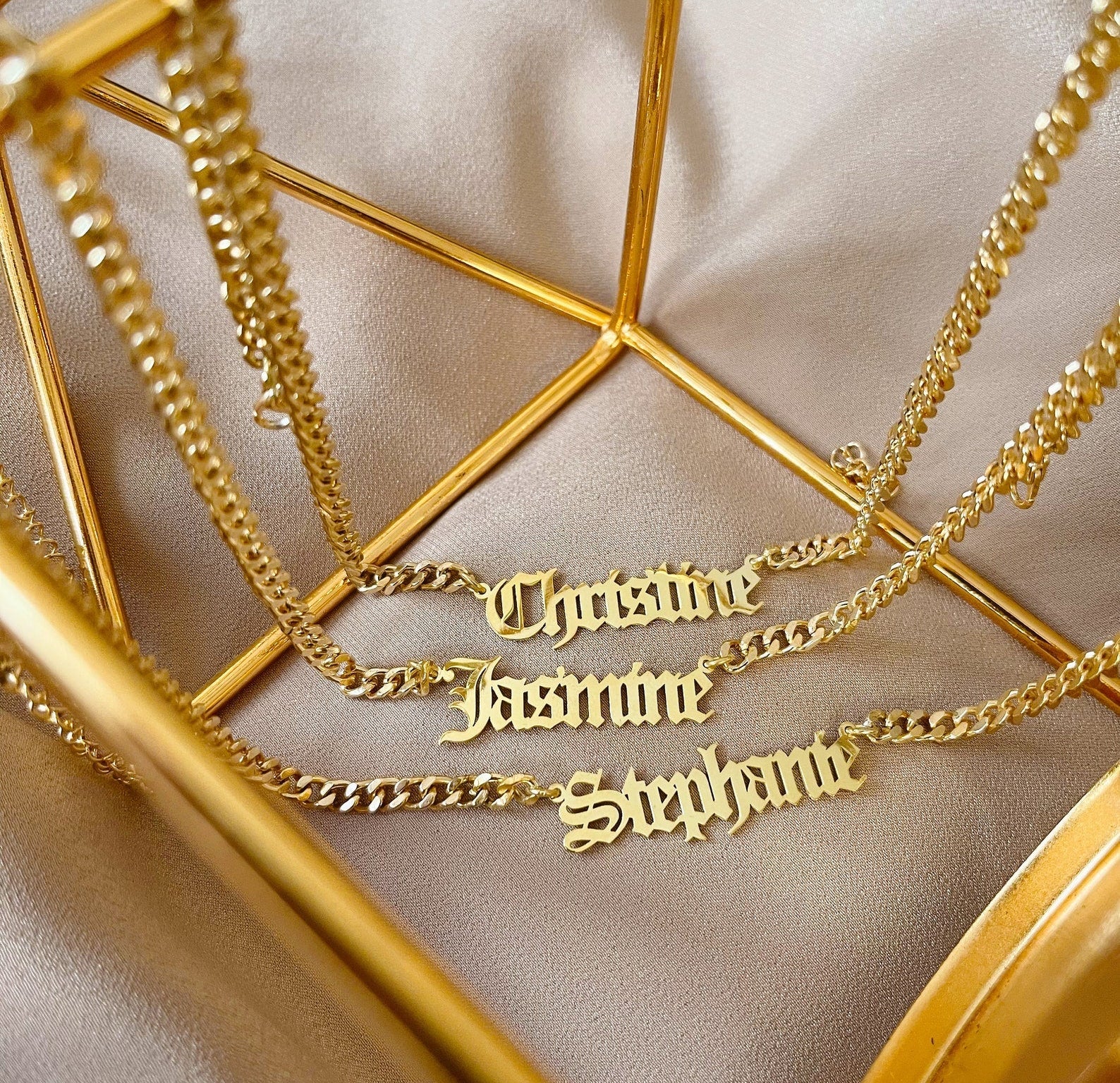 Virelle-Necklace-Virelle | Dames Halsketting – Gepersonaliseerde Naam, Fijn Scriptontwerp