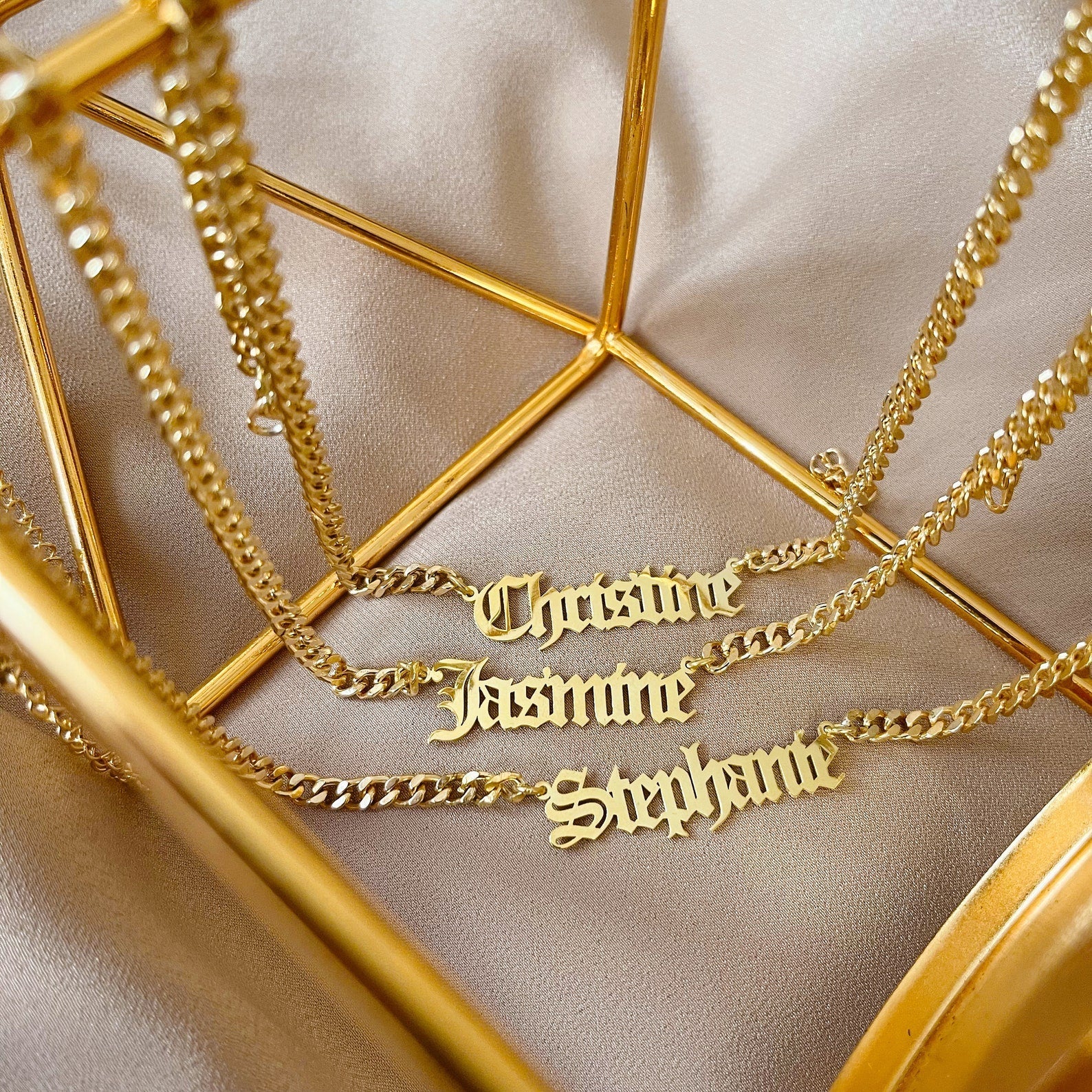 Virelle-Necklace-Virelle | Dames Halsketting – Gepersonaliseerde Naam, Fijn Scriptontwerp