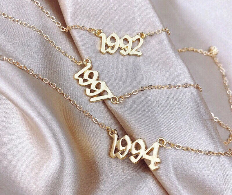 Virelle-Necklace-Virelle | Damesketting – Gepersonaliseerde Jaarhanger, Fijne Schakelketting, Verstelbare Lengte