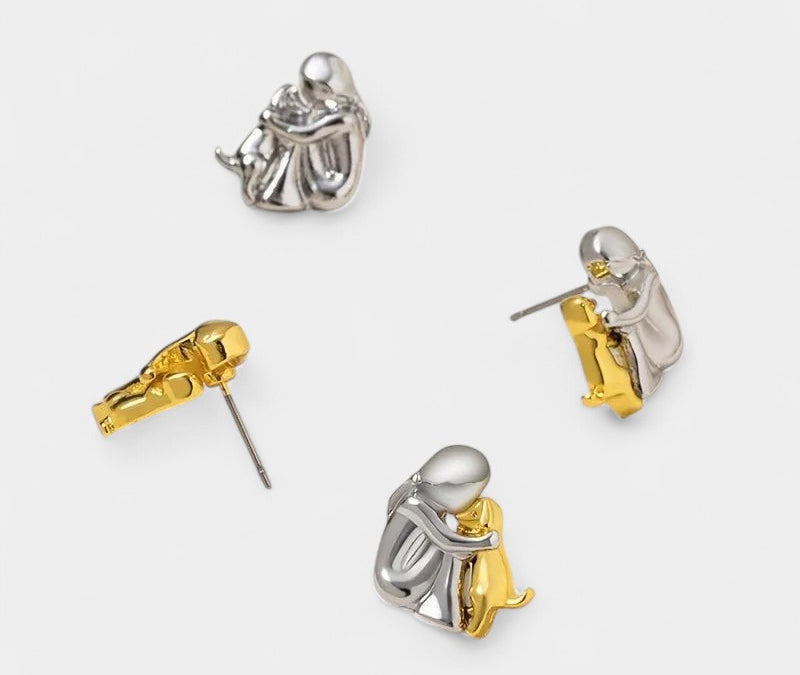 Virelle-Oorstekers-Virelle | Dames oorstekers – roestvrij staal, tweekleurig ontwerp, omhelzende figuur met hond