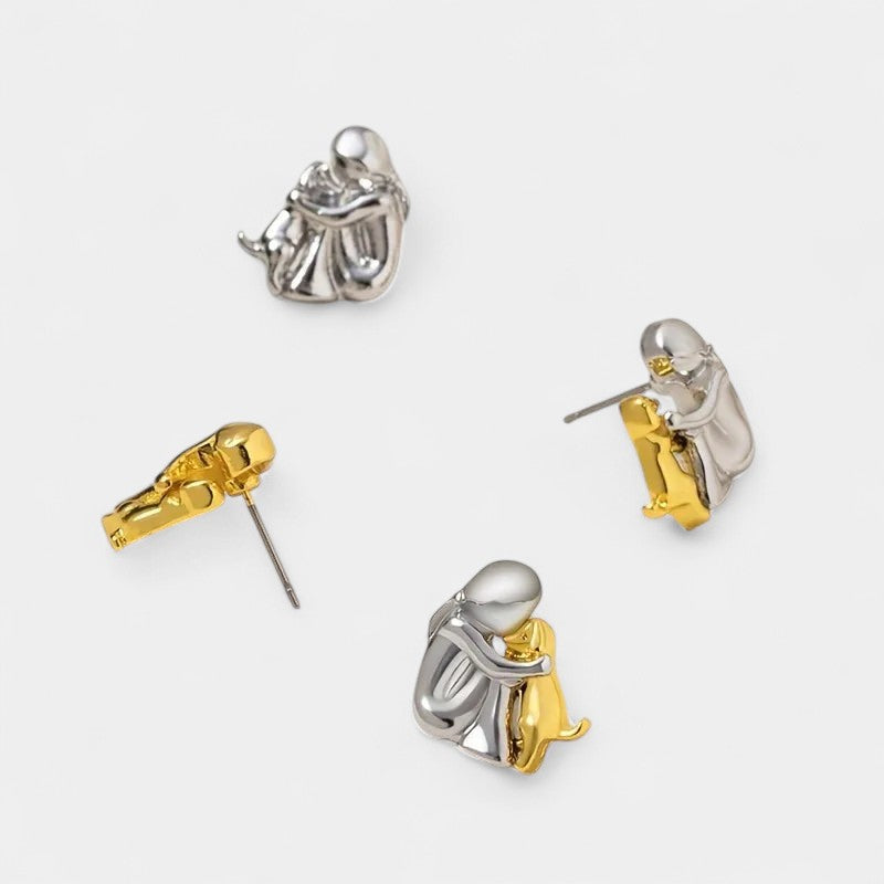 Virelle-Oorstekers-Virelle | Dames oorstekers – roestvrij staal, tweekleurig ontwerp, omhelzende figuur met hond