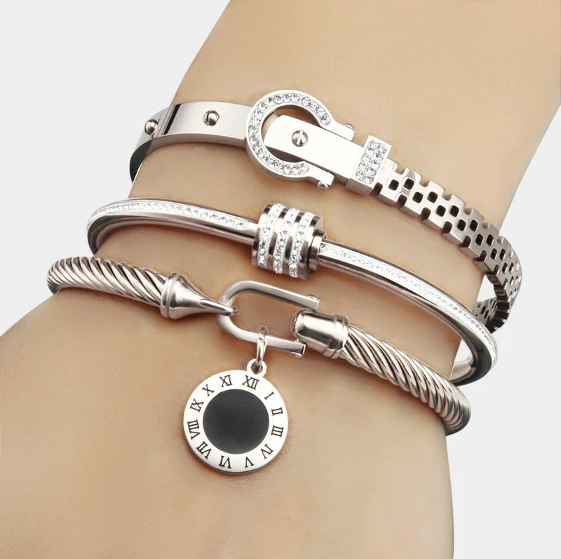 Virelle-Virelle | Dames Armband – Verguld roestvrij staal, Meervoudige lagen, Glanzende hangerdetails