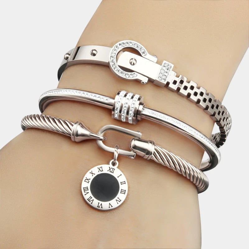 Virelle-Virelle | Dames Armband – Verguld roestvrij staal, Meervoudige lagen, Glanzende hangerdetails