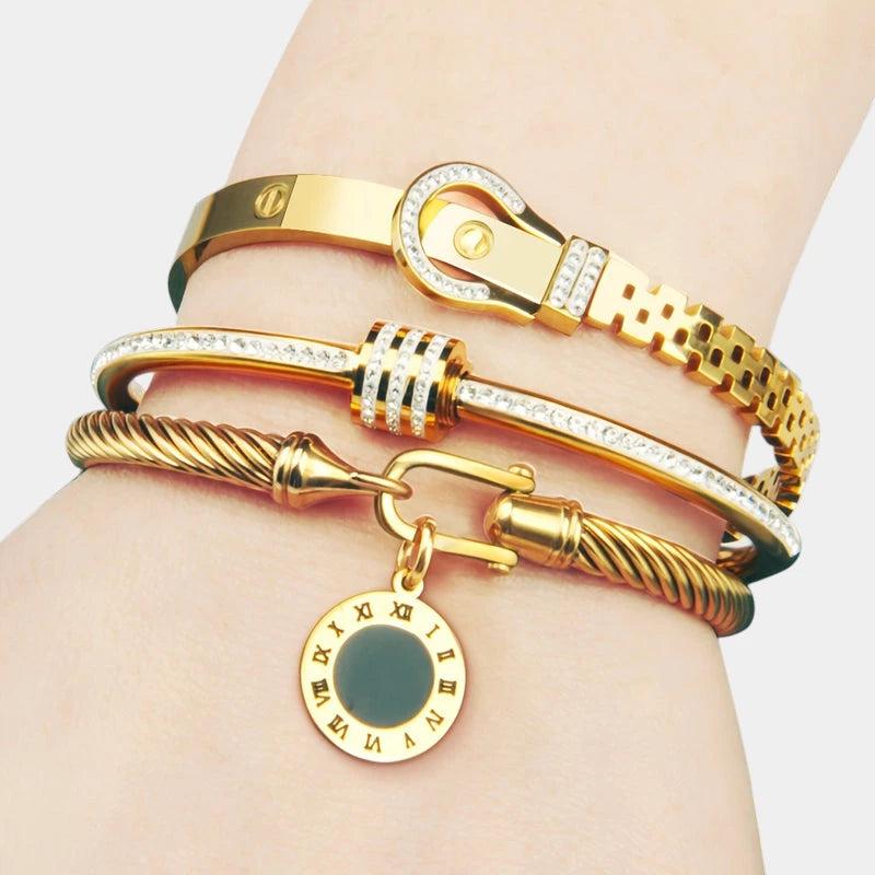 Virelle-Virelle | Dames Armband – Verguld roestvrij staal, Meervoudige lagen, Glanzende hangerdetails