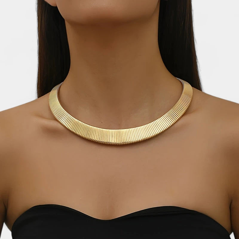 Virelle-Virelle | Dames Ketting – Gedurfde Minimalistische Geometrische Choker, Gouden Metaal met Textuur