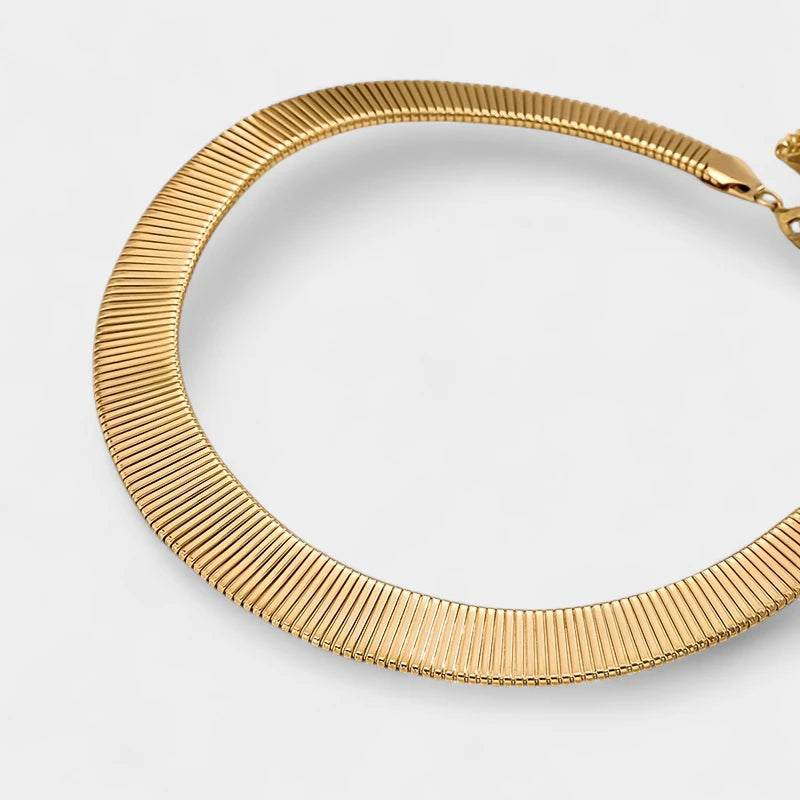 Virelle-Virelle | Dames Ketting – Gedurfde Minimalistische Geometrische Choker, Gouden Metaal met Textuur