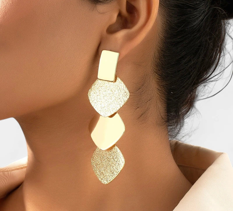 Virelle-Virelle | Dames Oorbellen – Exaggerated Gouden Diamantvorm, Dimensionaal en Modieus