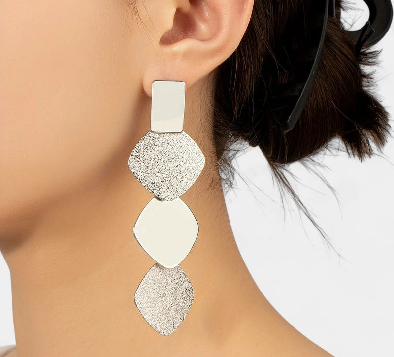 Virelle-Virelle | Dames Oorbellen – Exaggerated Gouden Diamantvorm, Dimensionaal en Modieus