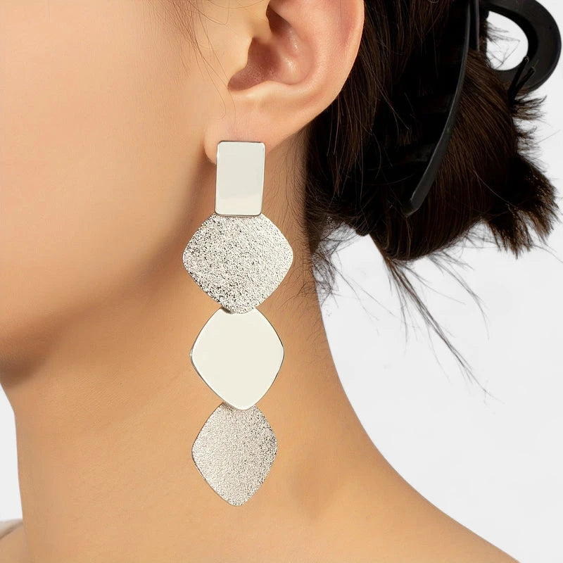 Virelle-Virelle | Dames Oorbellen – Exaggerated Gouden Diamantvorm, Dimensionaal en Modieus