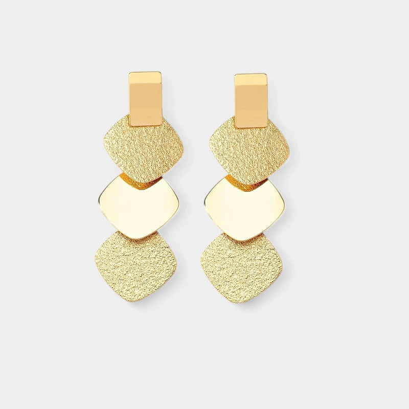 Virelle-Virelle | Dames Oorbellen – Exaggerated Gouden Diamantvorm, Dimensionaal en Modieus