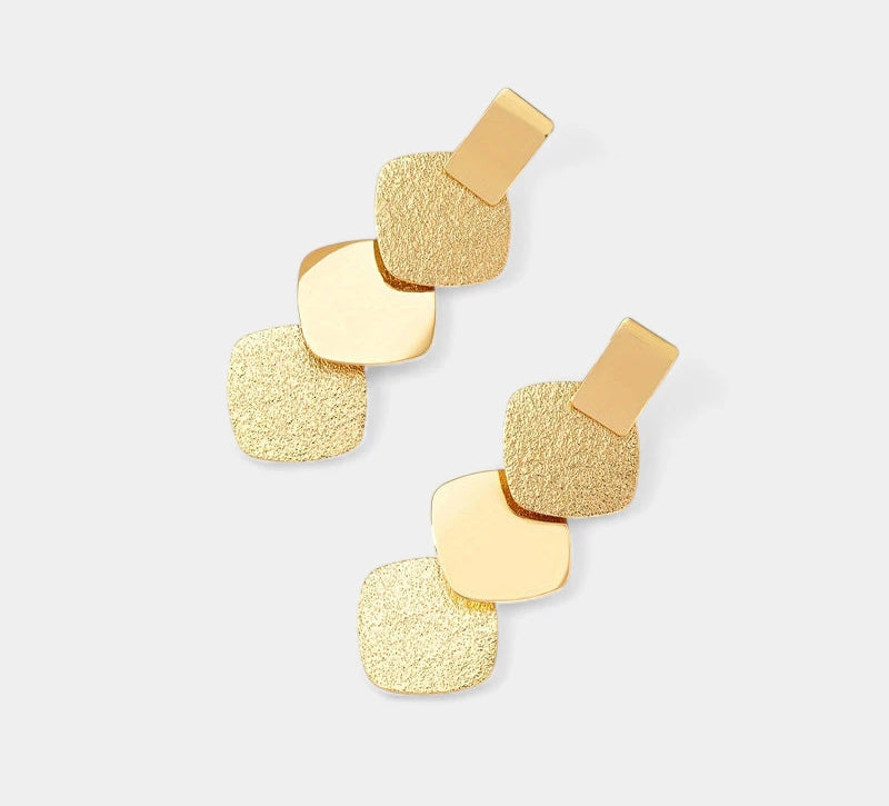 Virelle-Virelle | Dames Oorbellen – Exaggerated Gouden Diamantvorm, Dimensionaal en Modieus
