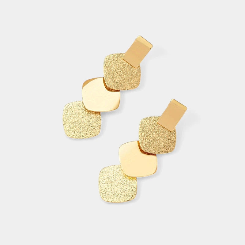 Virelle-Virelle | Dames Oorbellen – Exaggerated Gouden Diamantvorm, Dimensionaal en Modieus