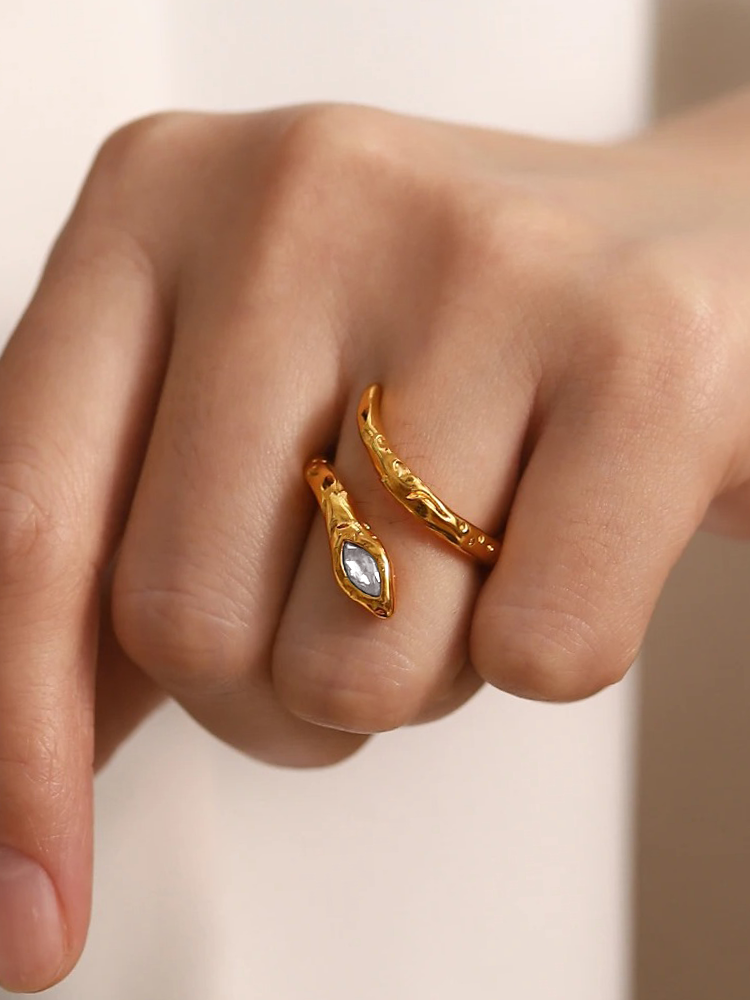 Inge Snake Ring Met Steen Wit - Rosa Jewels