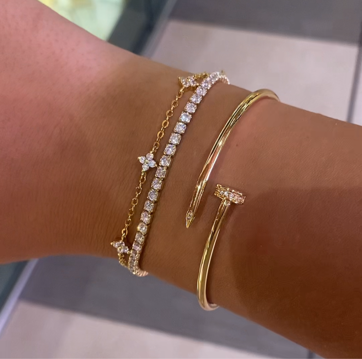Virelle-Bracelet-Virelle | Minimalistische open armband – Elegant goudkleurig design met zirkonia details