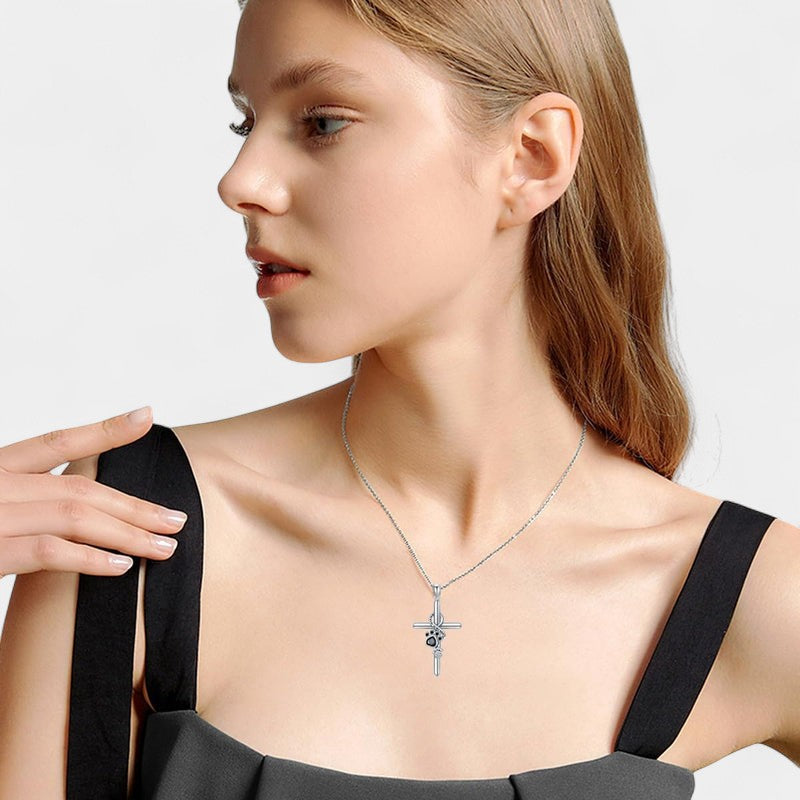 Virelle-Hangerketting-Virelle | Dames hangerketting – sterling zilver, kruis met pootafdruk, gegraveerd ontwerp