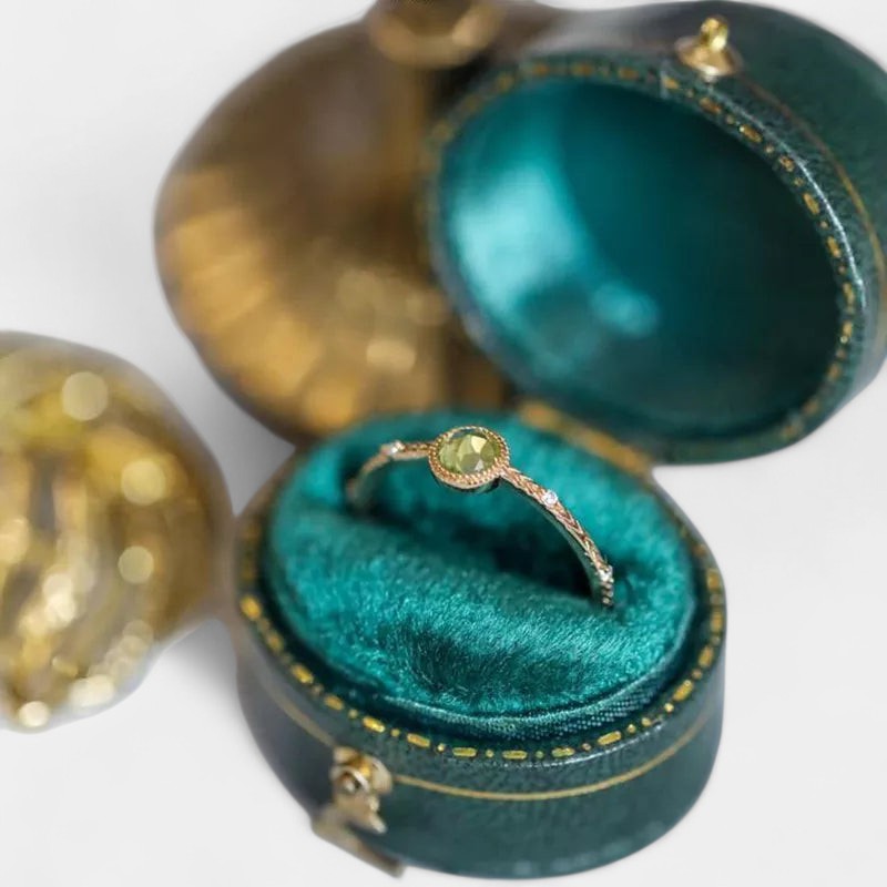  Virelle-Jewelry Ring Standard-Virelle Freen peridot beauty ring - Elegante ring met peridoot en diamanten