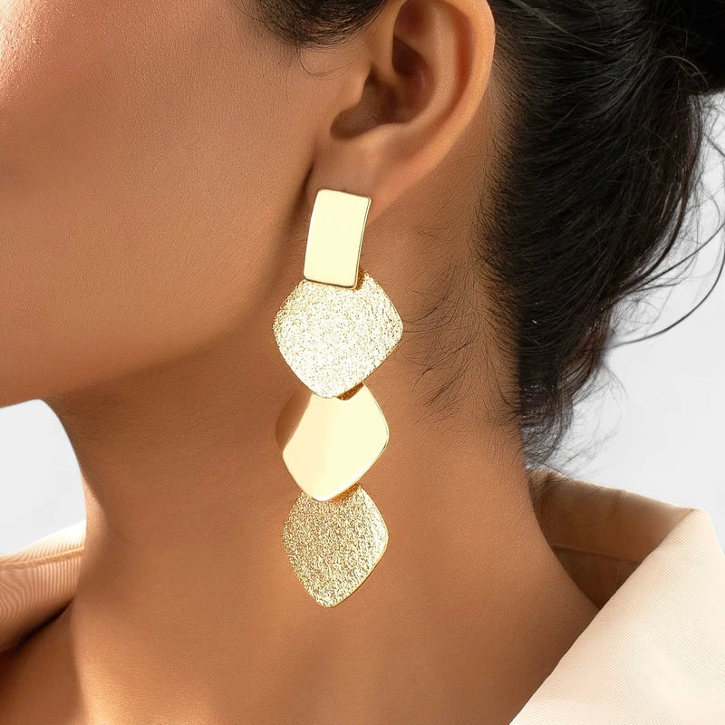 Virelle-Virelle | Dames Oorbellen – Exaggerated Gouden Diamantvorm, Dimensionaal en Modieus