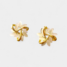Virelle-Virelle | Dames oorbellen – bloemblaadjes ontwerp, opaal detail