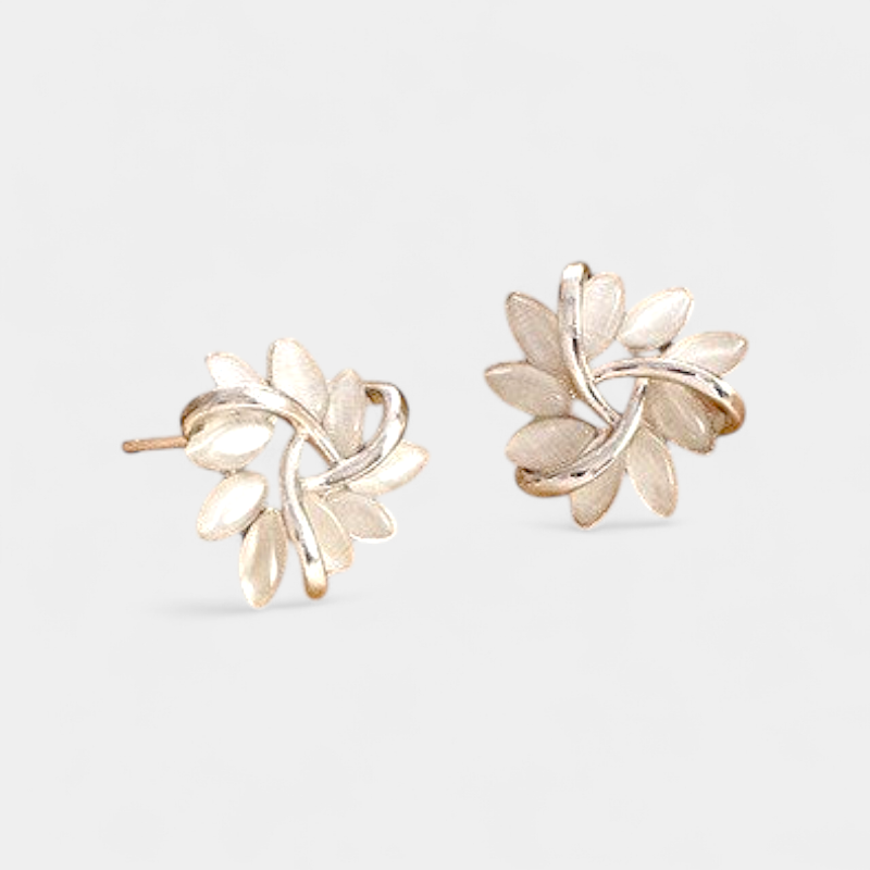 Virelle-Virelle | Dames oorbellen – bloemblaadjes ontwerp, opaal detail